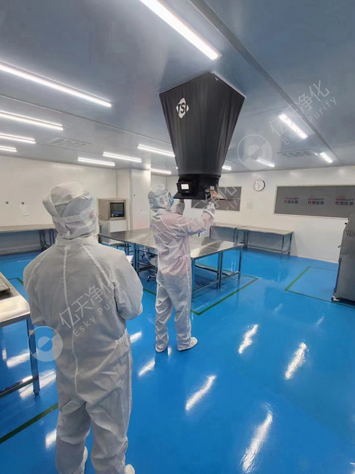 這款8380 數(shù)字式風量罩可測定流經(jīng)各種風口 ( 散流器、百葉等 ) 的風量。體積輕巧，僅重 3.4Kg，便于攜帶使用。把風量罩安放在風口上，就可由數(shù)字顯示屏直接讀出進風或排風量。8380 也可單機工作，或支持多種熱式風速探頭提供多種測量功能，并提供數(shù)據(jù)存儲和處理功能(數(shù)據(jù)點多達26,500采樣點，帶時標 )。&nbsp;